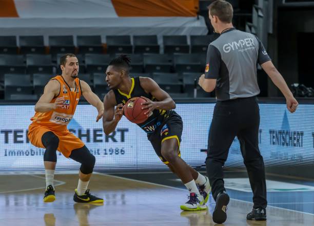 里之间的友 里之间的友