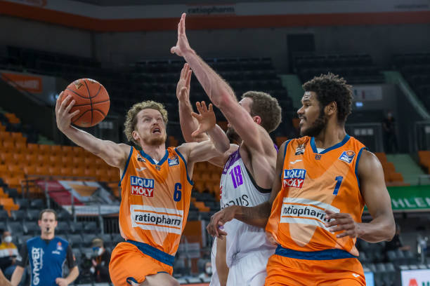 中场控球密 中场控球密